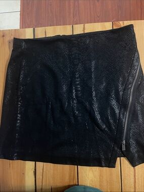 Two by Vince Camuto Black Faux-Snakeskin Mini Skirt with Asymmetric Zip